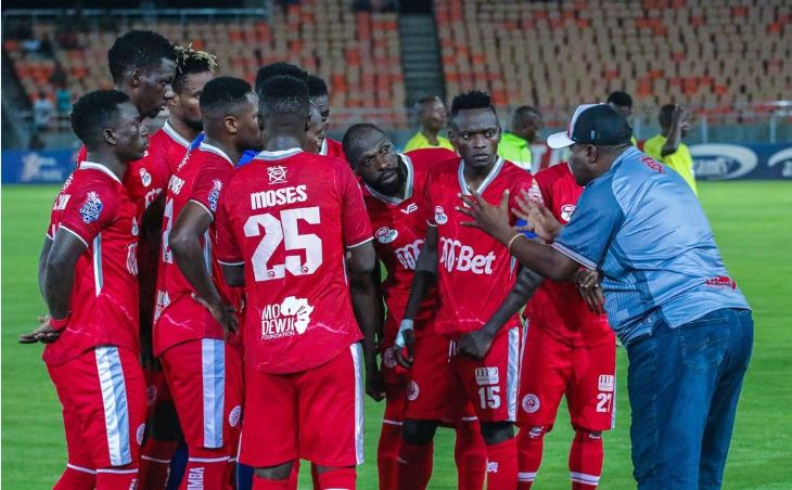 Kocha Juma Mgunda wa Simba (kulia) akitoa maelekezo kwa wachezaji wake.